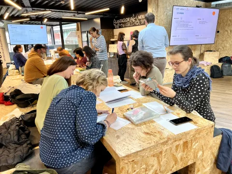 Participants treballant a la Hackató